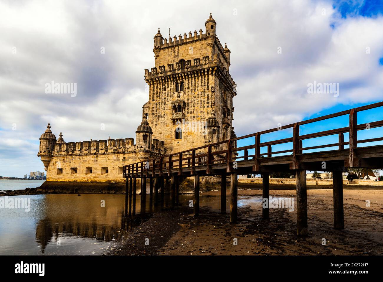 Blick auf den berühmten Turm von Belem oder Torre de Belem, Lissabon, Portugal. Der Turm von Belém wurde zwischen 1514 und 1520 im Manuelino-Stil von der Po erbaut Stockfoto