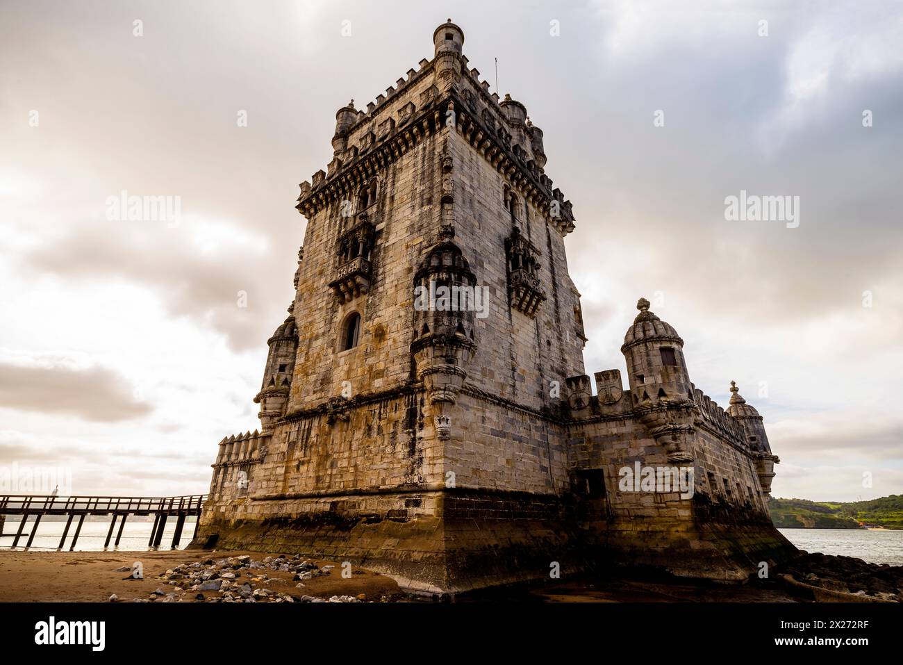 Blick auf den berühmten Turm von Belem oder Torre de Belem, Lissabon, Portugal. Der Turm von Belém wurde zwischen 1514 und 1520 im Manuelino-Stil von der Po erbaut Stockfoto