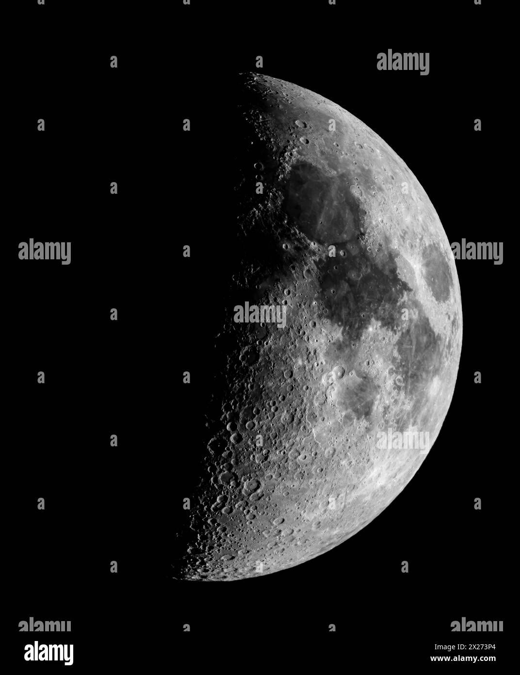 Ein monochromatisches Foto, das den Mondsichel am Himmel um Mitternacht aufnimmt Stockfoto
