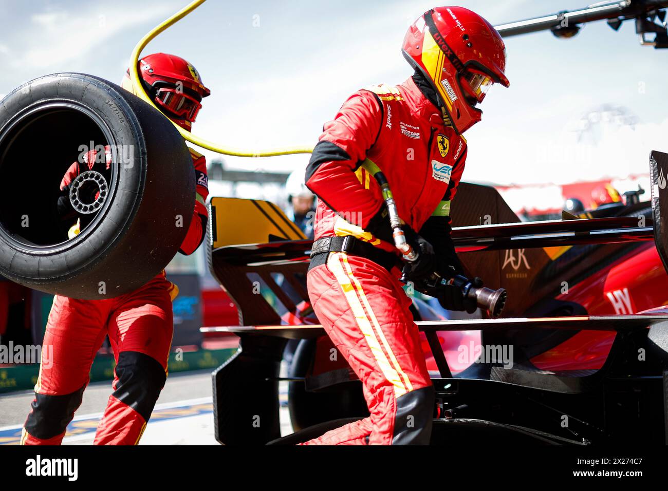 Mechaniker, Mecanicien, michelin, Reifen, pneu, während der 6 Stunden von Imola 2024, 2. Runde der FIA-Langstrecken-Weltmeisterschaft 2024, vom 18. bis 21. April 2024 auf dem Autodromo Internazionale Enzo e Dino Ferrari in Imola, Katar Stockfoto