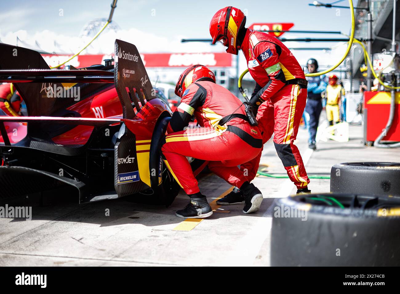 Mechaniker, Mecanicien, michelin, Reifen, pneu, während der 6 Stunden von Imola 2024, 2. Runde der FIA-Langstrecken-Weltmeisterschaft 2024, vom 18. bis 21. April 2024 auf dem Autodromo Internazionale Enzo e Dino Ferrari in Imola, Katar Stockfoto