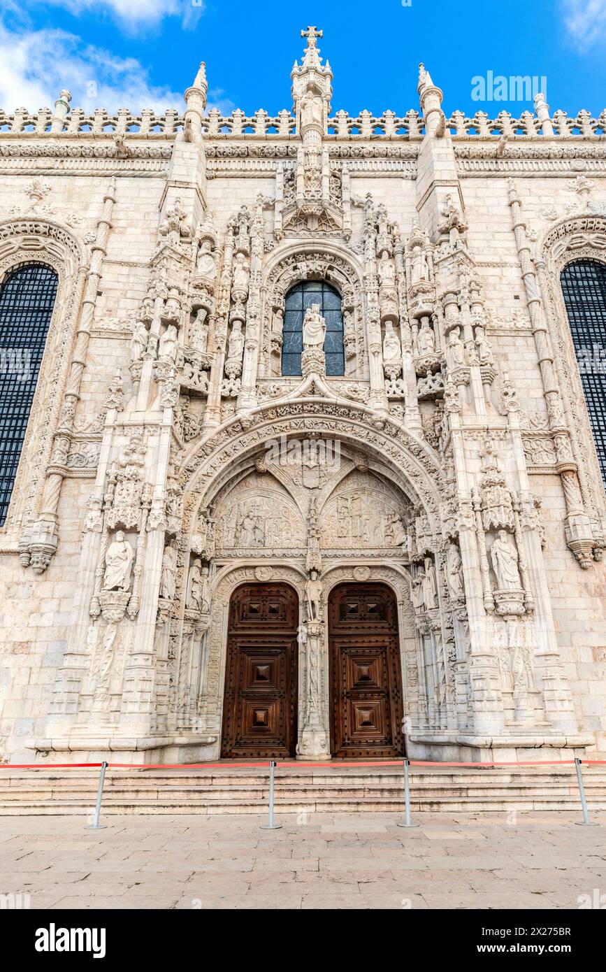 Blick auf das Kloster Jerónimos, Pfarrei Belém in Lissabon. Das Kloster Jerónimos ist eines der schönsten Beispiele des spätgotischen Manuelinischen Stils von AR Stockfoto