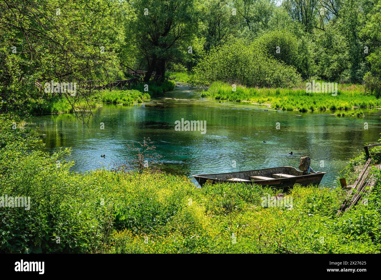 Idyllischer Blick auf das Naturschutzgebiet Posta Fibreno See. In der Provinz Frosinone, Latium, Italien. Stockfoto