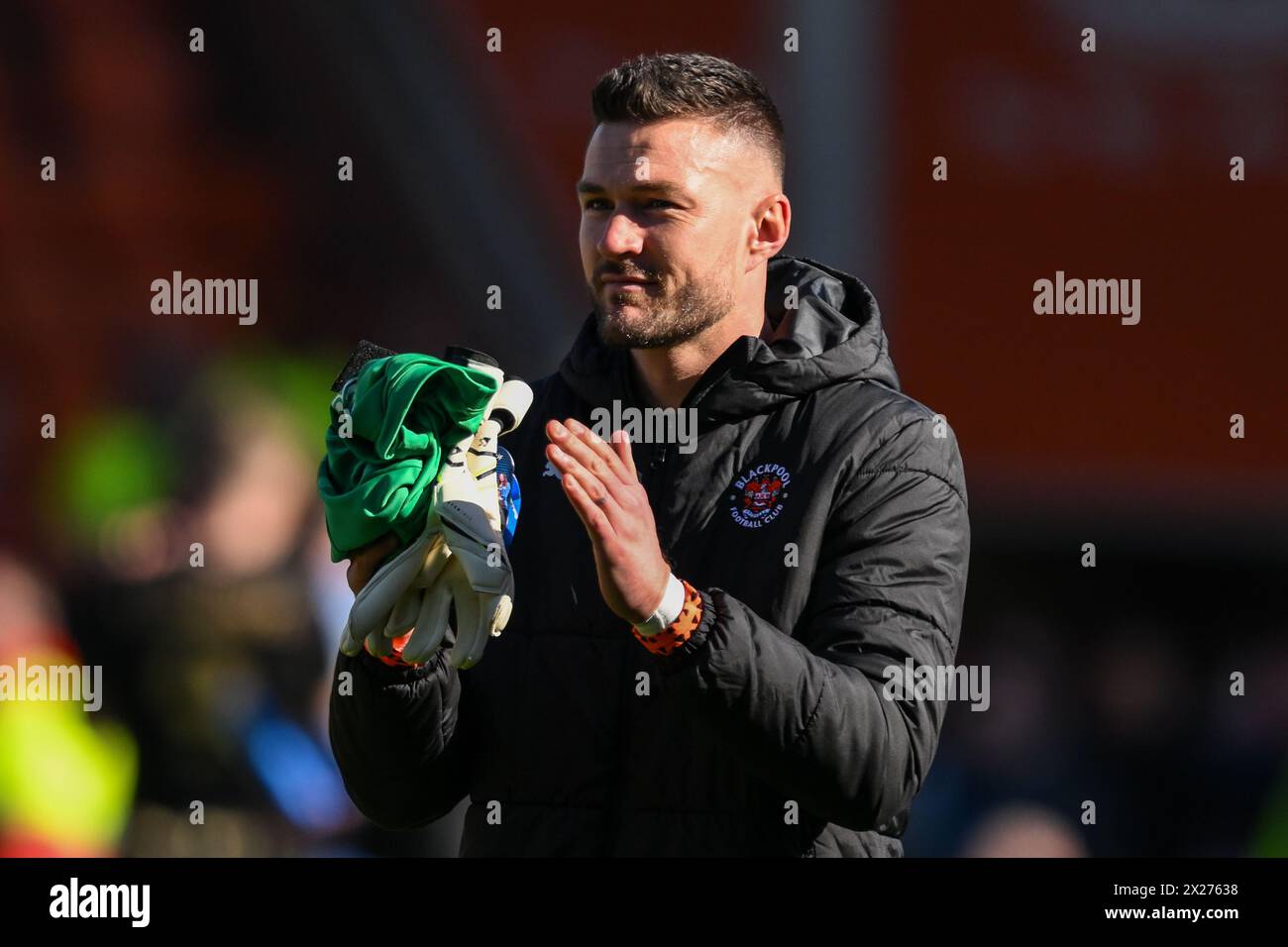 Richard O’Donnell von Blackpool applaudiert den Fans am Ende des Spiels Blackpool vs Barnsley in der Bloomfield Road, Blackpool, Vereinigtes Königreich, 20. April 2024 (Foto: Craig Thomas/News Images) in, am 20. April 2024. (Foto: Craig Thomas/News Images/SIPA USA) Credit: SIPA USA/Alamy Live News Stockfoto