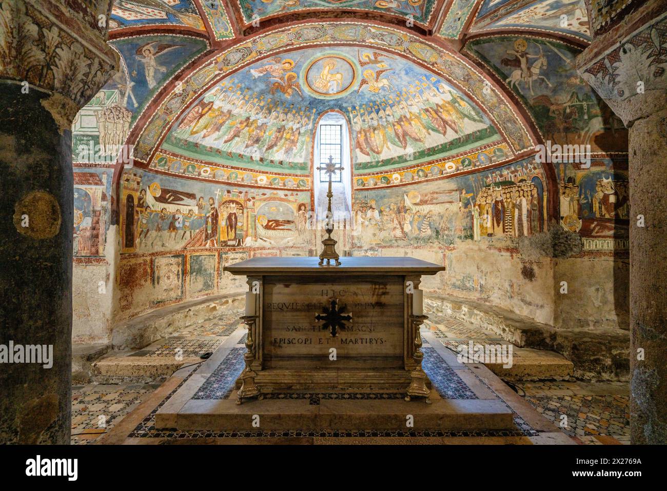 Blick von innen auf die wunderbare Krypta der Kathedrale von Anagni. In der Provinz Frosinone, Latium, Mittelitalien. Juli 24-2023 Stockfoto