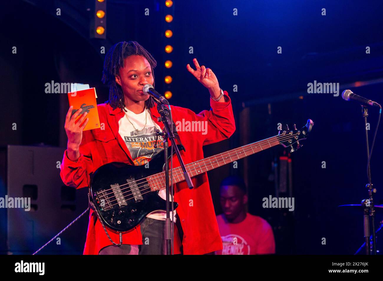 Kings Heath, Birmingham, Großbritannien. April 2024. Die Autorin Adele Oliver tritt als Teil des SCHWARZEN SOUNDS, DES SONGS UND des SOMA auf. DEEPING IT: Ein LIVE-ERLEBNIS beim Heath Bookshop Literature and Music Festival, Kings Heath, Birmingham, UK Credit: Peter Lopeman/Alamy Live News Stockfoto