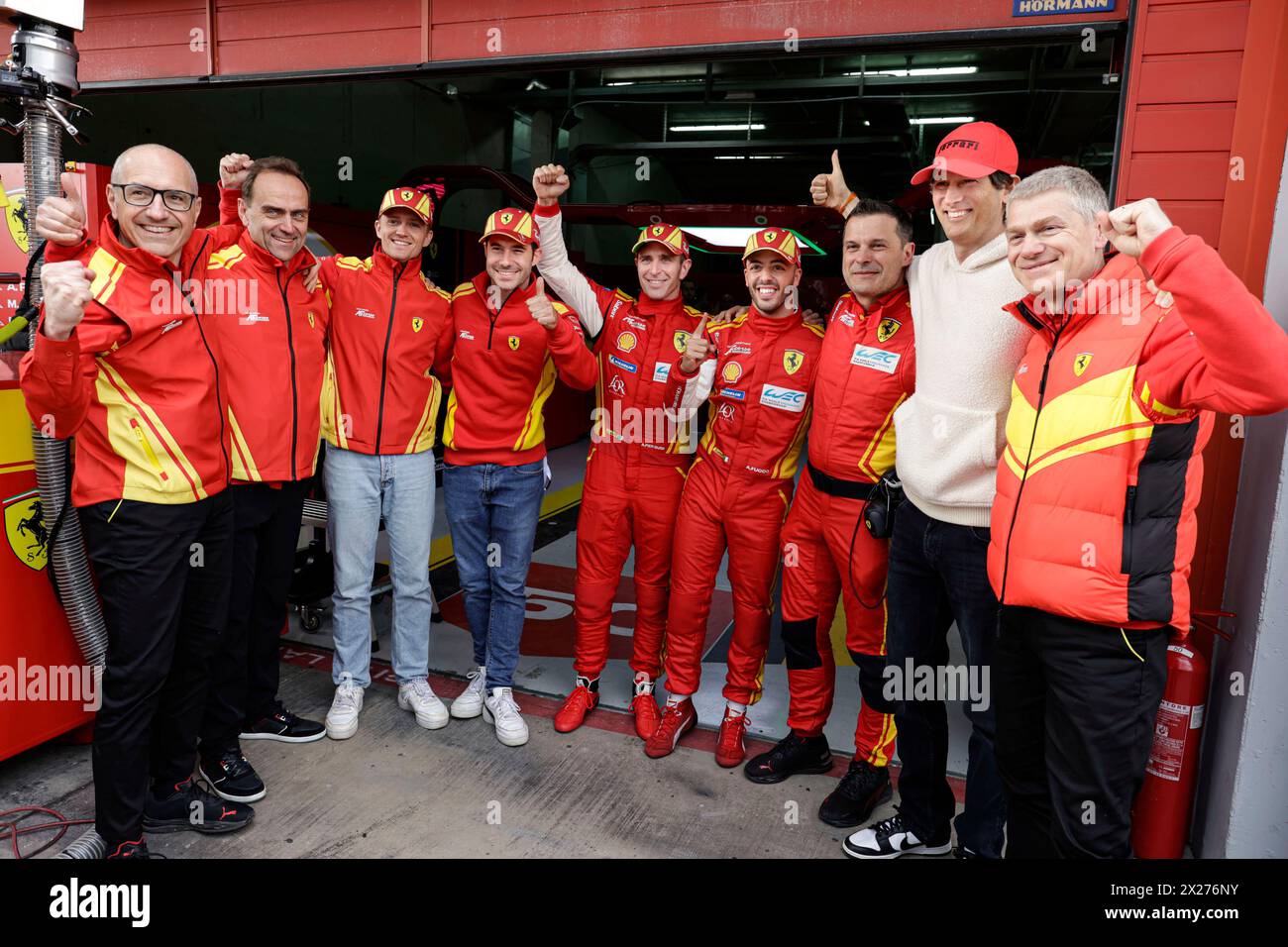 50 FUOCO Antonio (ita), MOLINA Miguel (Spa), NIELSEN Nicklas (dnk), Ferrari AF Corse, Ferrari 499P #50, Hypercar, Ambiance 51 PIER GUIDI Alessandro (ita), CALADO James (gbr), GIOVINAZZI Antonio (ita), Ferrari AF Corse, Ferrari 499P #51, Hypercar, Ambiance COLETTA Antonello, Global Head of Ferrari Endurance & Corse Clienti, Porträt ELKANN John, CEO Stellantis, Porträt PREGLIASCO Batti, Teammanager von AF Corse, Porträt während der 6 Stunden von Imola 2024, 2. Runde der FIA Langstrecken-Weltmeisterschaft 2024, 18. bis 21. April, 2024 auf dem Autodromo Internazionale Enzo e Dino Ferrari in im Stockfoto