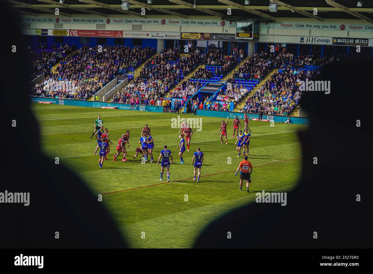 Warrington, Cheshire, Großbritannien. April 2024. Super League Rugby: Warrington Wolves vs. Leigh Leoparden im Halliwell Jones Stadium. Eine Ansicht der Fans des Spiels von der Tribüne aus. James Giblin/Alamy Live News. Stockfoto