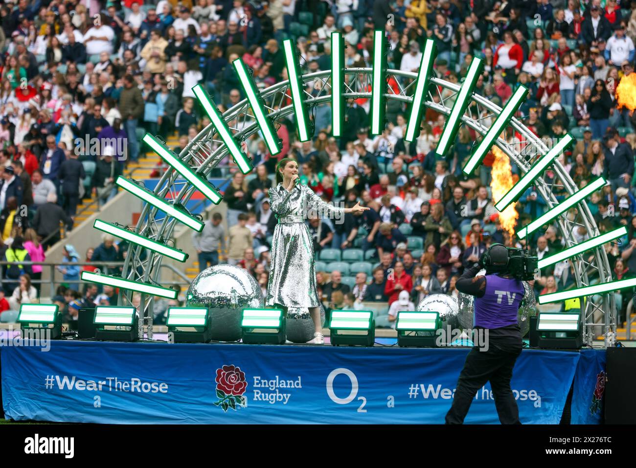 London, Großbritannien. April 2024. Sophie Ellis-Bexter tritt in der Halbzeit beim Spiel England gegen Irland im Twickenham Stadium für die Guinness Women's Six Nations auf. London, UK Credit: ️ Elsie Kibue/Alamy Live News Stockfoto