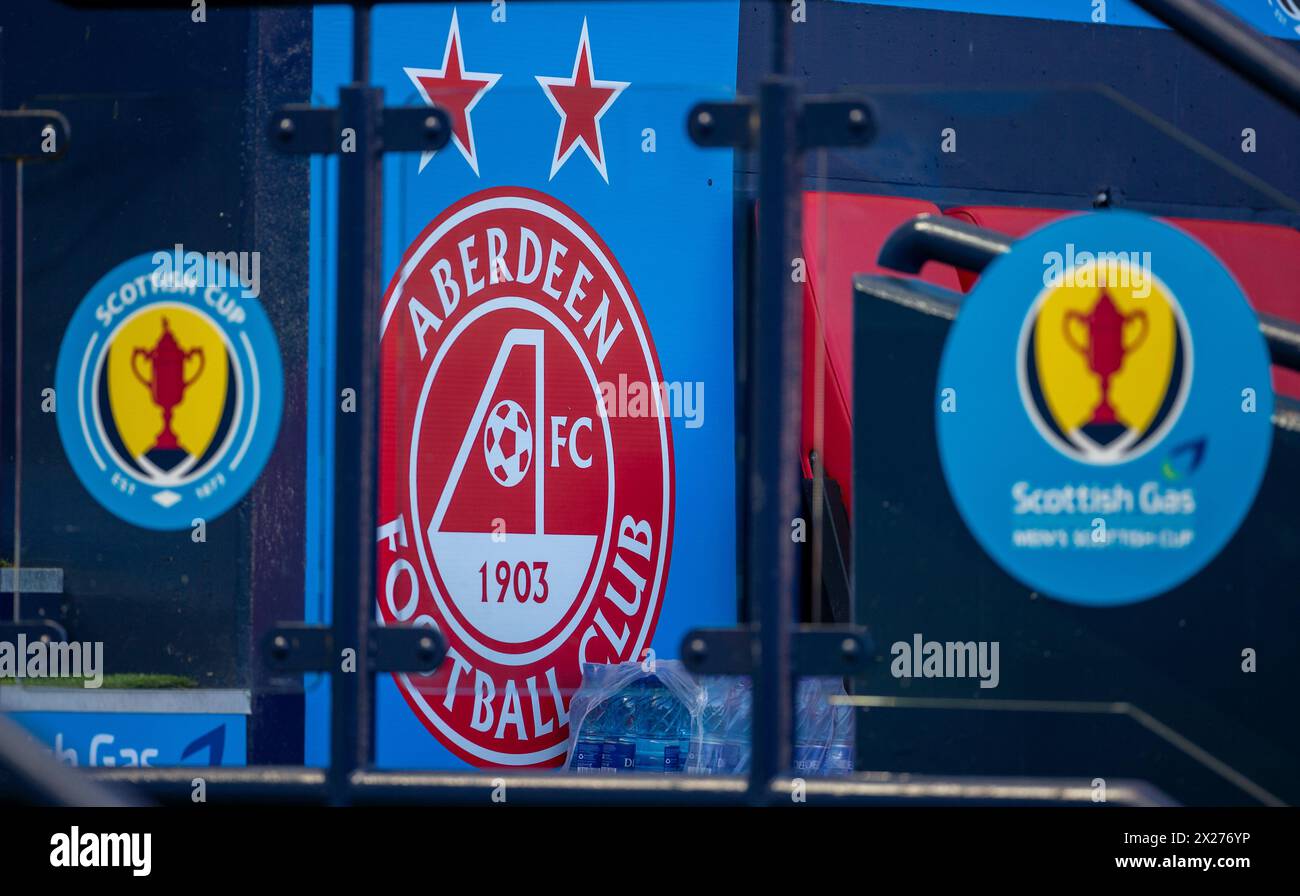 Glasgow, Schottland, Großbritannien. 20. April 2024; Hampden Park, Glasgow, Schottland: Halbfinale des Scottish Cup Football, Aberdeen gegen Celtic; Aberdeen-Abzeichen und das Scottish Cup-Logo Credit: Action Plus Sports Images/Alamy Live News Stockfoto