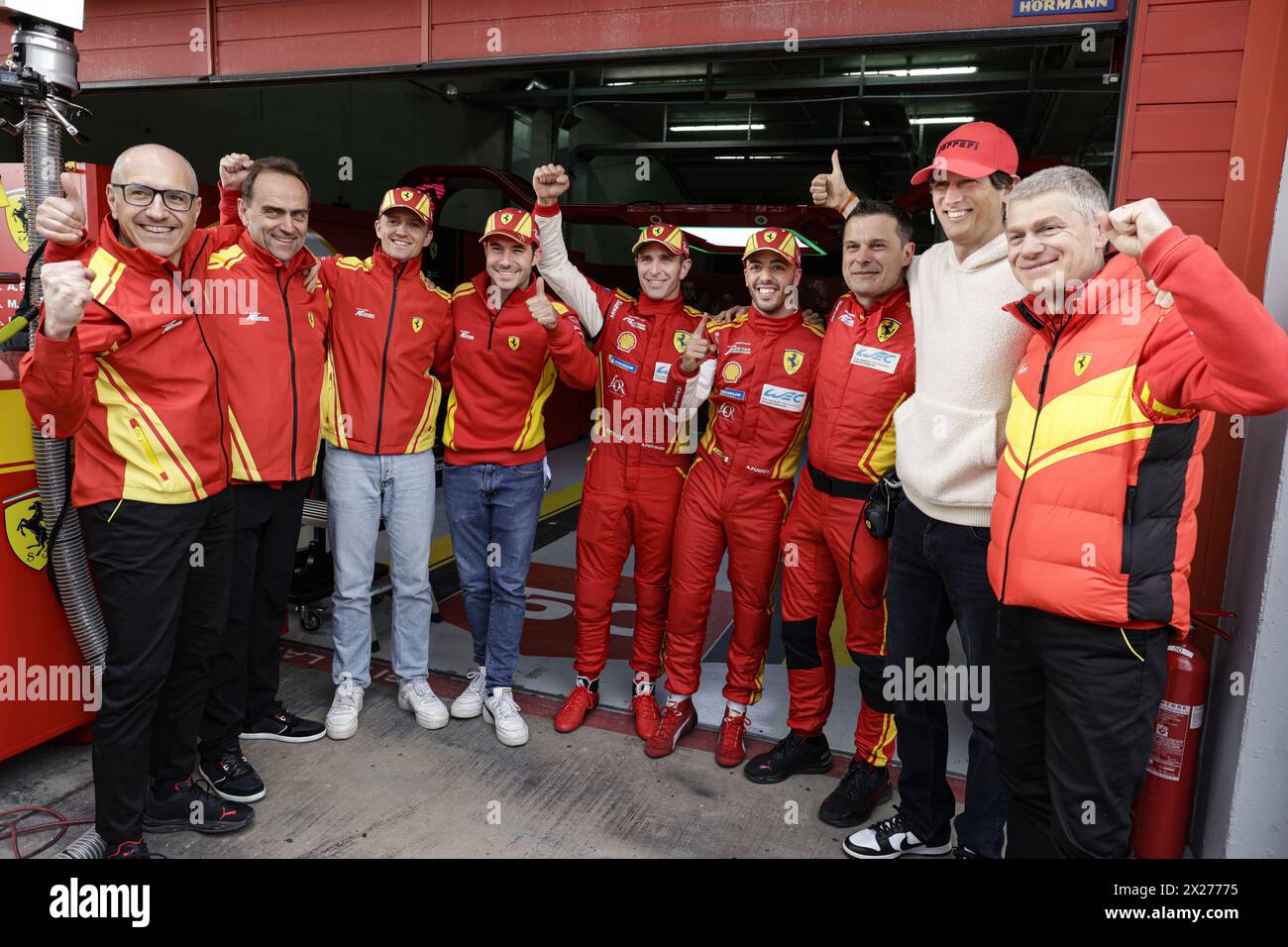 50 FUOCO Antonio (ita), MOLINA Miguel (Spa), NIELSEN Nicklas (dnk), Ferrari AF Corse, Ferrari 499P #50, Hypercar, Ambiance 51 PIER GUIDI Alessandro (ita), CALADO James (gbr), GIOVINAZZI Antonio (ita), Ferrari AF Corse, Ferrari 499P #51, Hypercar, Ambiance COLETTA Antonello, Global Head of Ferrari Endurance & Corse Clienti, Porträt ELKANN John, CEO Stellantis, Porträt PREGLIASCO Batti, Teammanager von AF Corse, Porträt während der 6 Stunden von Imola 2024, 2. Runde der FIA-Langstrecken-Weltmeisterschaft 2024, vom 18. bis 21. April 2024 auf dem Autodromo Internazionale Enzo e Dino Ferrari in im Stockfoto
