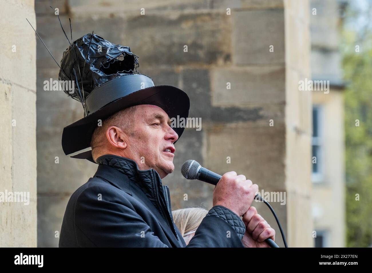 Bath, UK. April 2024. Chris Packham spricht in der Abbey - der Extinction Rebellion Funeral for Nature Prozession mit 400 roten Rebellen und Hunderten von Trauernden in Schwarz, begleitet von Schlagzeugern, die einen einzigen Beerdigungsbeat spielten, bahnten sich ihren Weg durch Bath. Sie markierten den „verheerenden Niedergang der natürlichen Welt“ und den Vorstoß zum Tag der Erde am 22. April. Guy Bell/Alamy Live News Stockfoto