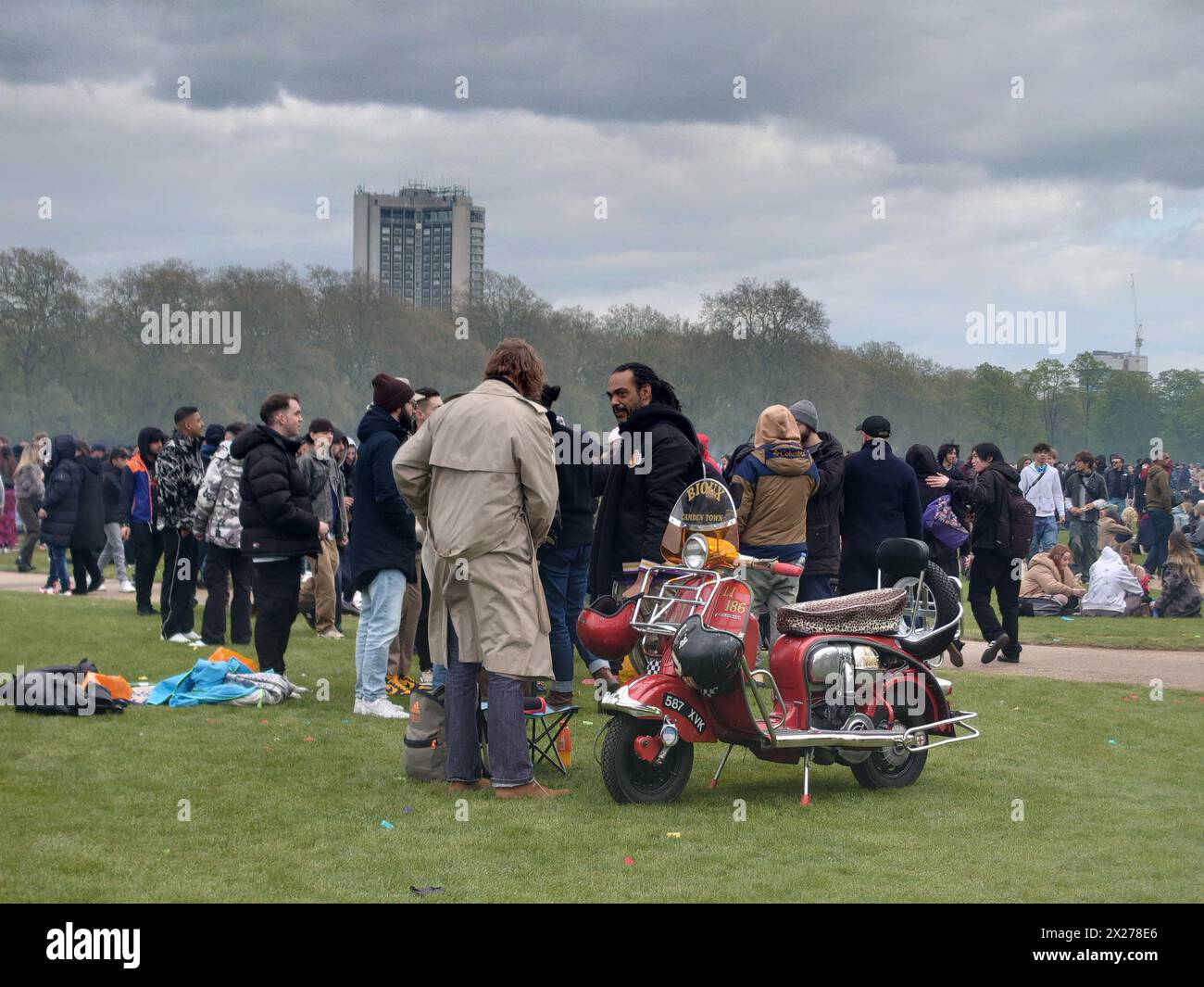 London, Großbritannien. 20. April 2024 Eine Schicht Rauchabdeckungen versammelte Cannabiskonsumenten, als sie 4/20 feierten, indem sie das Gesetz zur Schau stellten und öffentlich im Hyde Park rauchten. © Amstel Adams/Alamy Live News Stockfoto