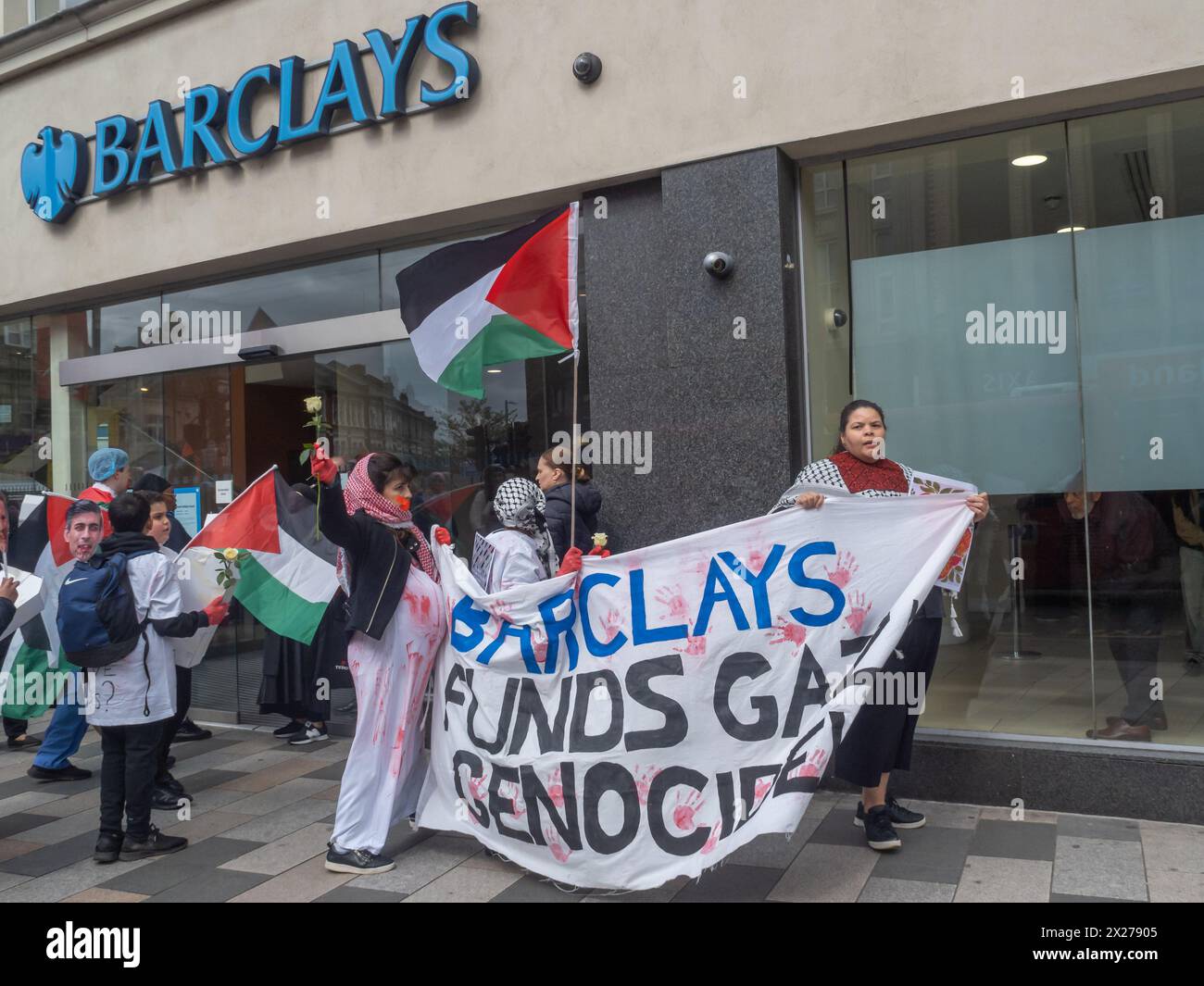 London, Großbritannien. 20. April 2024. Die Prozession erreicht Ilford Barclays. Eine Beerdigungsprozession in Ilford trägt kleine Särge, die um den Tod von über 34.000 Palästinensern, mehr als 13.000 Kindern, betrauern, wobei über 8.000 Vermisste wahrscheinlich unter Schutt in Gaza begraben sind. Es endete mit einer Kundgebung vor der Barclays Bank, die laut Aktivisten Israels Völkermord auf Palästinenser finanziert. Peter Marshall/Alamy Live News Stockfoto