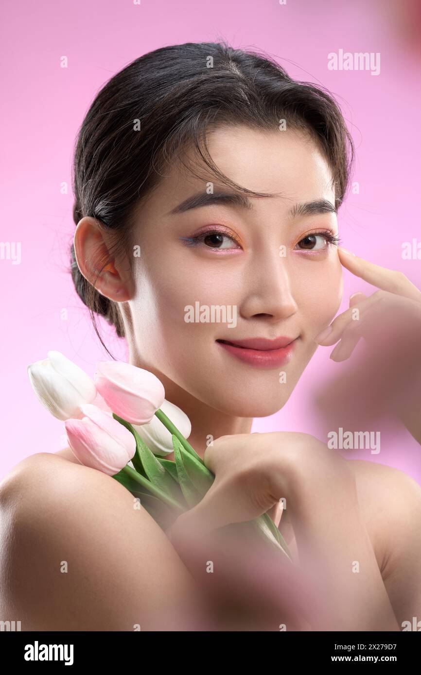Porträts junger Schönheiten vor rosafarbenem Hintergrund Stockfoto