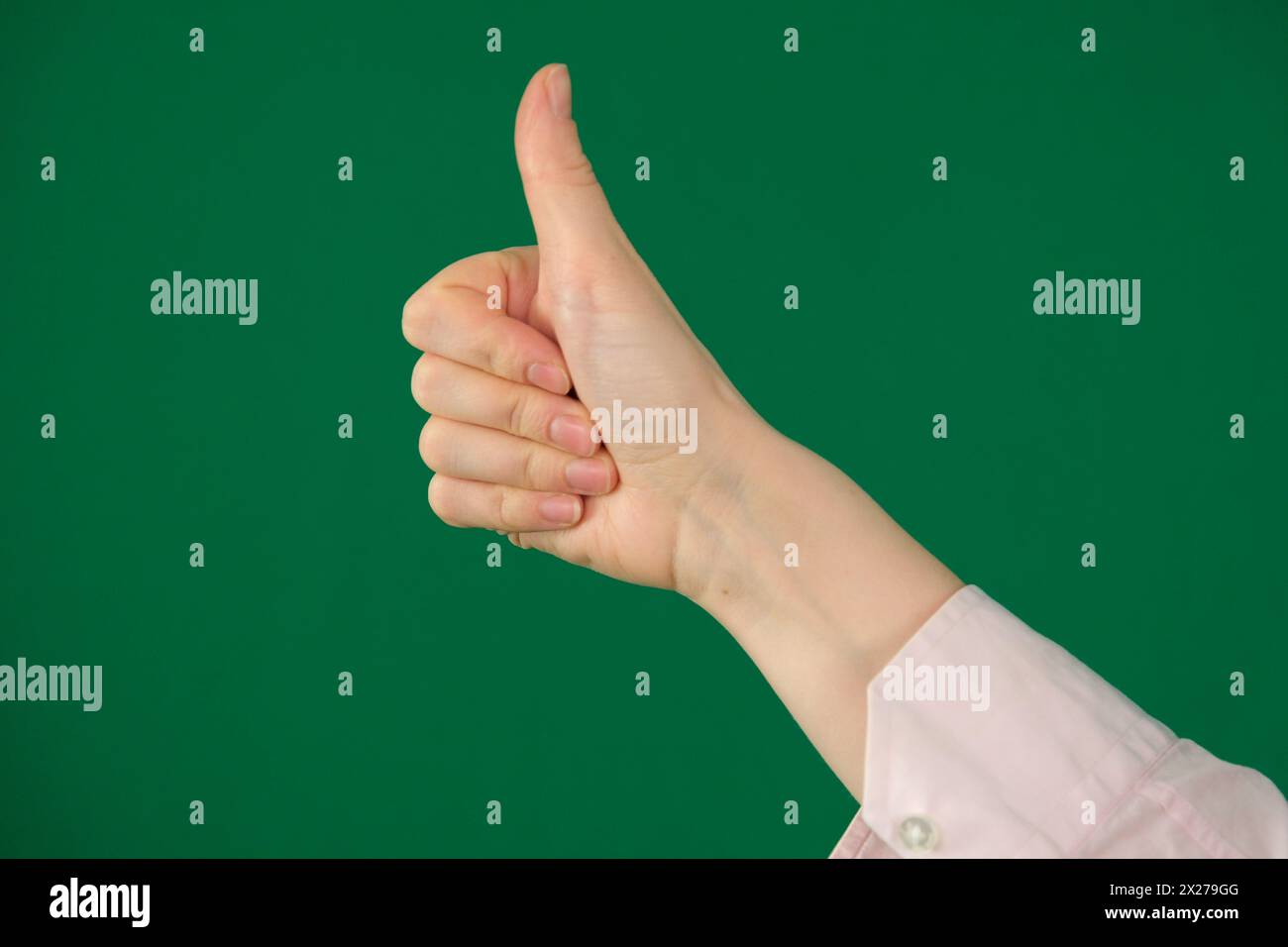 Ausdruck von Emotionen mit Händen nicht erkennbar Menschen Hände Handflächen Finger nah oben auf grünem Hintergrund chromakey Gefühle. Daumen der Menschenhand. Isoliert Stockfoto
