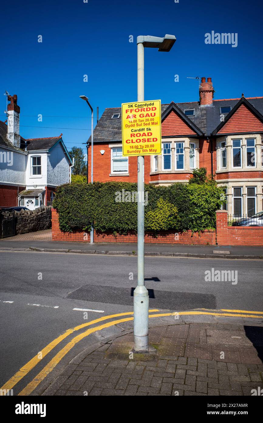 Straßenschild für Cardiff 5K Marathon für Straßensperrung. Fitness. Wohltätigkeitsorganisation. Rennen. Läuft. Joggen. Sport. Community. Stockfoto