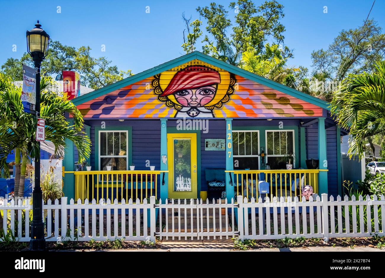 Helles, farbenfroh dekoriertes Haus im Village of the Arts in Bradenton, Florida, USA Stockfoto