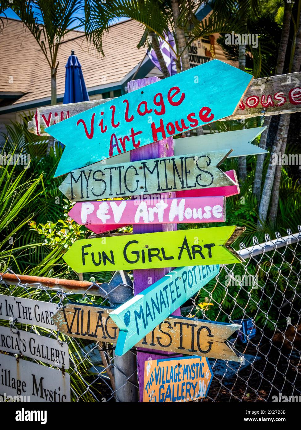 Wegweiser im Village of the Arts in Bradenton, Florida, USA Stockfoto