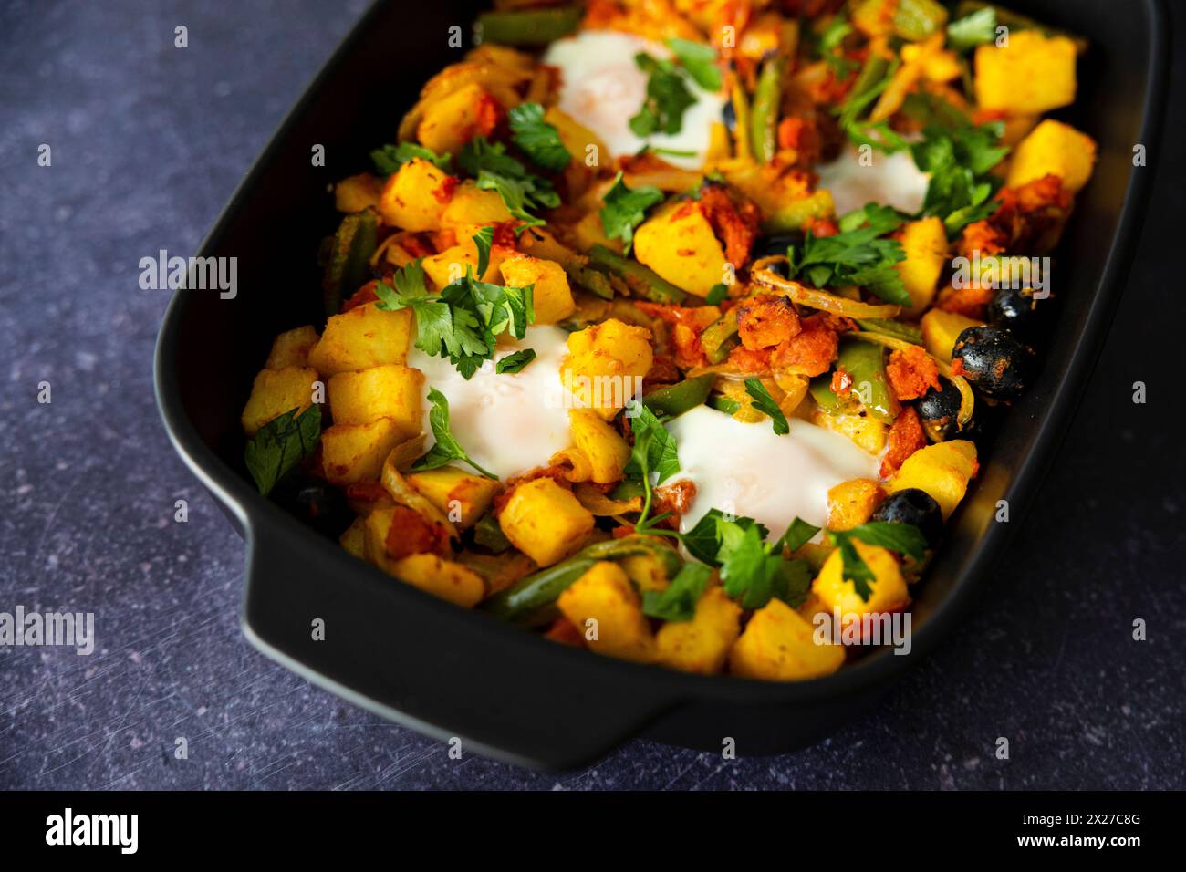 Kartoffeln, Eier, Paprika, Chorizo, Oliven Stockfoto