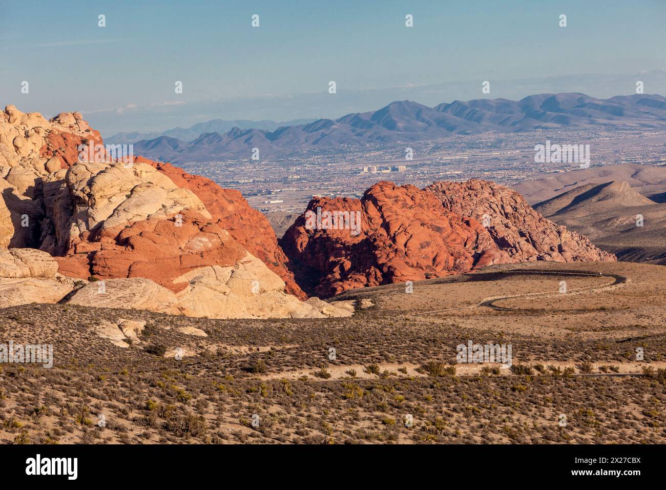Red Rock Canyon, Nevada.  Calico Hills, aztekische Sandstein, Las Vegas in der Ferne. Stockfoto