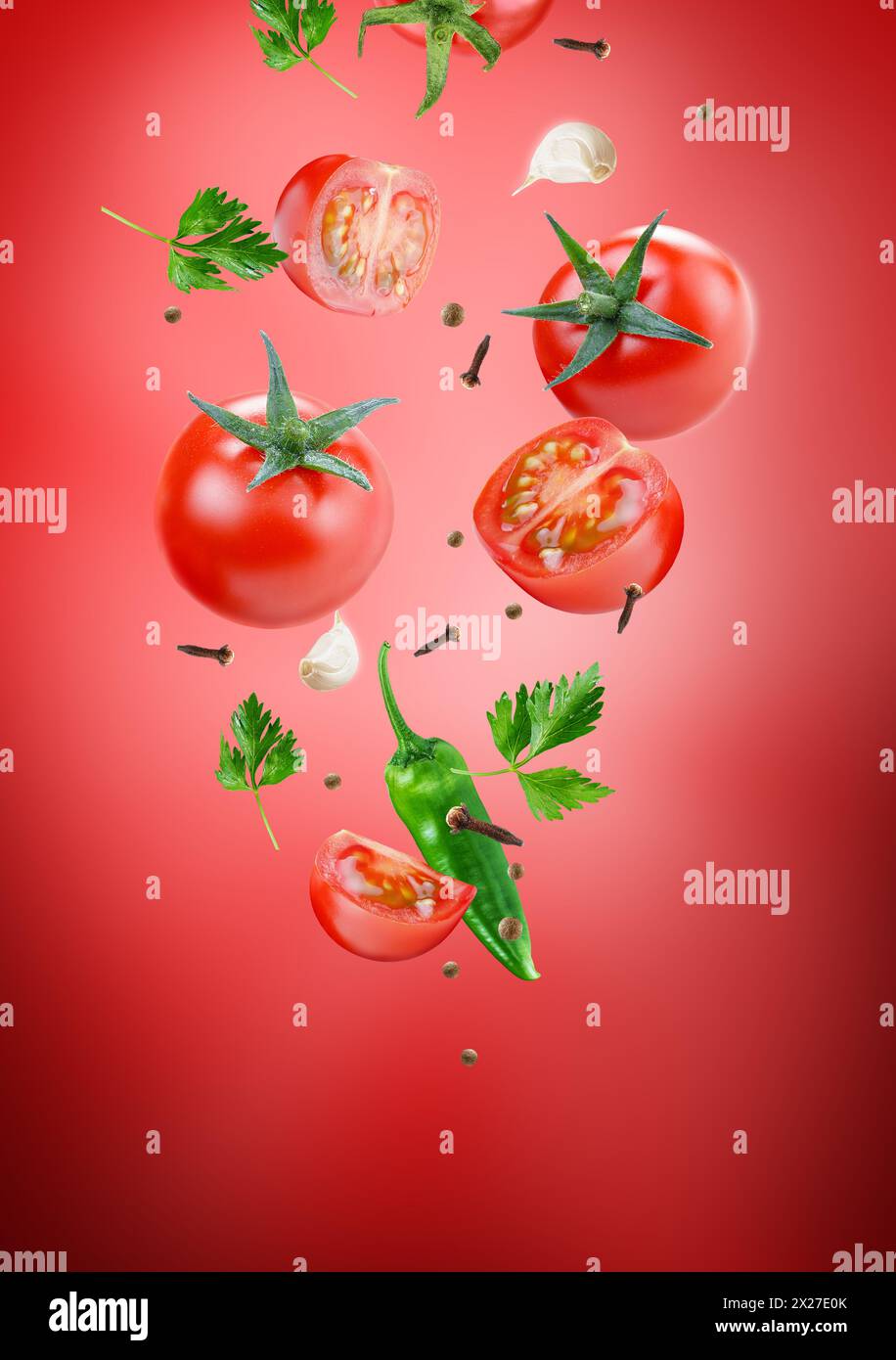 Tomaten auf rotem Hintergrund Stockfoto
