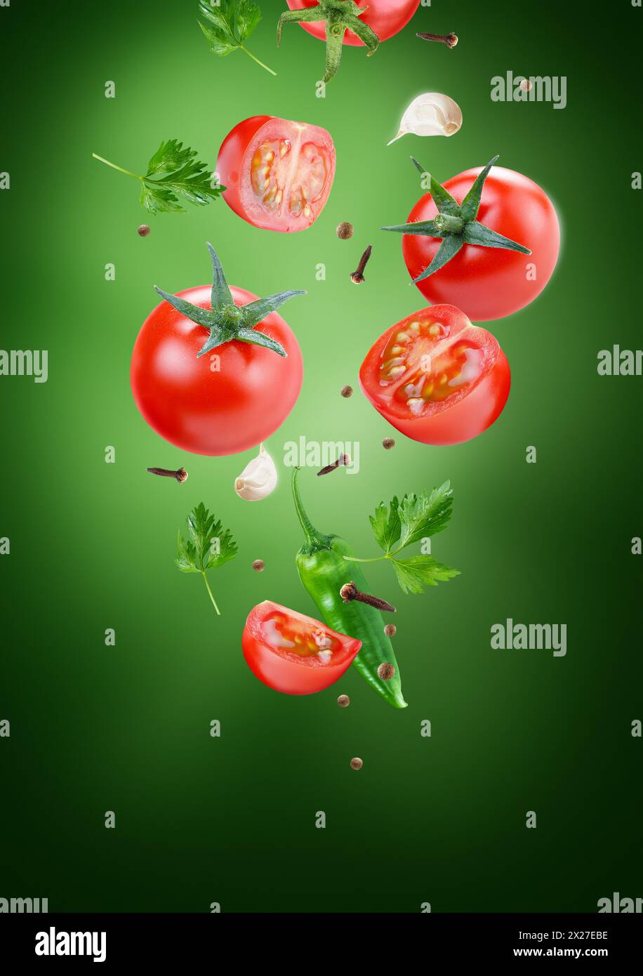 Tomaten auf grünem Hintergrund Stockfoto