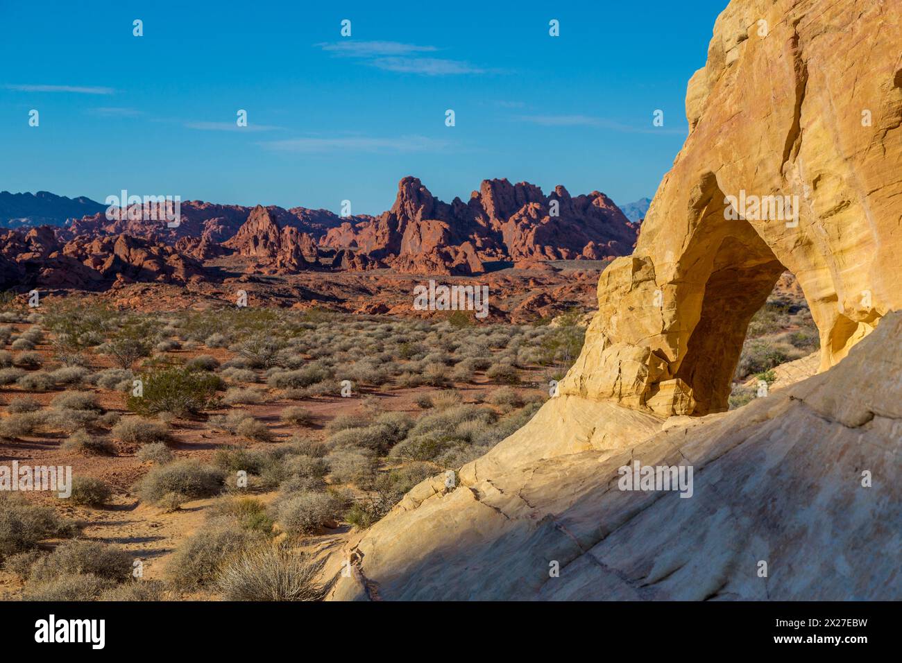 Valley of Fire, Nevada.  Landschaftlich durch Loch in der Wand entlang weißen Kuppeln. Stockfoto