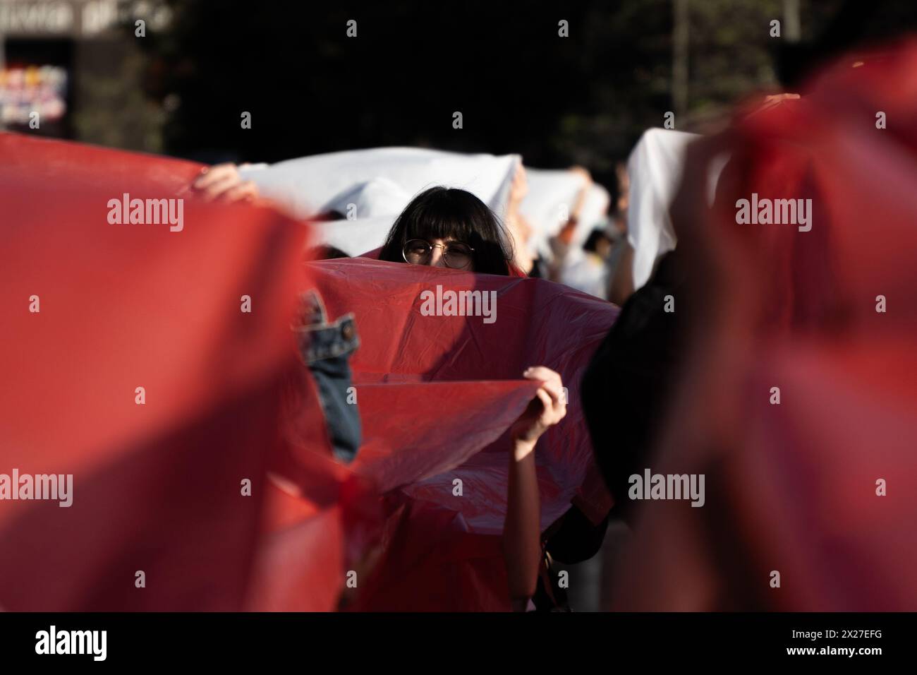 Eine neue gemeinsame Demonstration füllt Passeig de Gracia zur Unterstützung Palästinas, eine Demonstration, die mit einem großen Wandgemälde mit Menschen und Plastiktüten mit den Farben der palästinensischen Flagge endete, eine Aktion, die nächste Woche in Madrid wiederholt wird. Una nueva manifestaci-n unitaria llena el Passeig de Grˆcia a favor de Palestina, una manifestaci-n que ha terminado con un gran Mural hecho con personas y bolsas de pl‡stico con los colores de la bandera palestina, una acci-n que se repetir‡ la semana que viene en Madrid. Auf dem Bild: Pedro Sanchez, pere aragones, jordi hereu News Politics -Ba Stockfoto