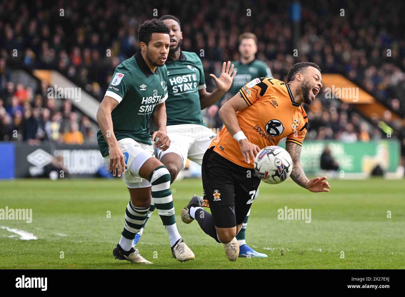 Jordan Cousins (24 Cambridge United) wurden von Ebou Adams (32 Derby) im Elfmeterschiebe während des Spiels der Sky Bet League 1 zwischen Cambridge United und Derby County im Cledara Abbey Stadium, Cambridge, am Samstag, den 20. April 2024 herausgefordert. (Foto: Kevin Hodgson | MI News) Credit: MI News & Sport /Alamy Live News Stockfoto