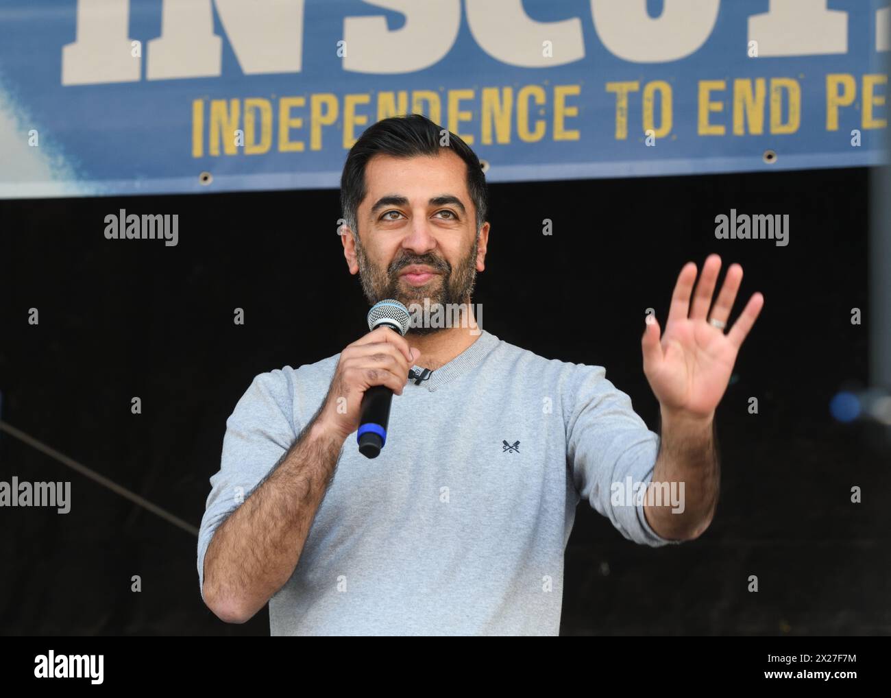 April 2024. George Square, Glasgow, Schottland. Humza Yousaf spricht bei den Pensioners for Independence/Believe in Scotland march and Rally in Glasgow. Stockfoto