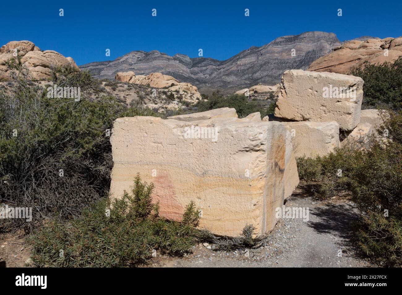 Red Rock Canyon, Nevada.  Steinblöcke, die noch aus einem Sandstein Steinbruch, dass Vorgänge nicht mehr in den frühen 1900er Jahren. Stockfoto