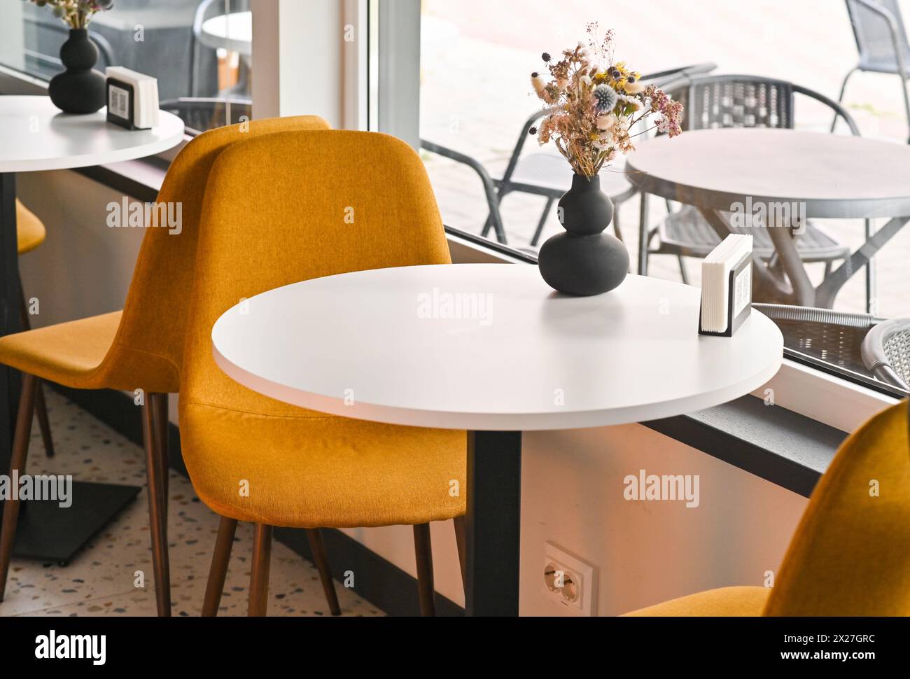 Ein leerer Tisch in einem Café für zwei Personen. Stockfoto