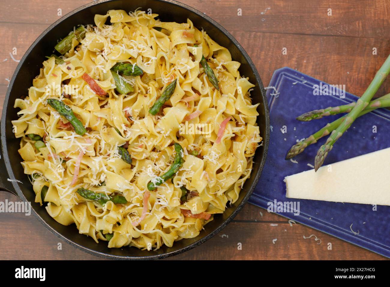 Spargelzeit in Öl geschwenkte Bandnudeln mit Parmesankäse, Schinken und Grüner Spargel. Berlin Berlin Deutschland Aktuelles 0001277 *** Spargelzeit Stockfoto