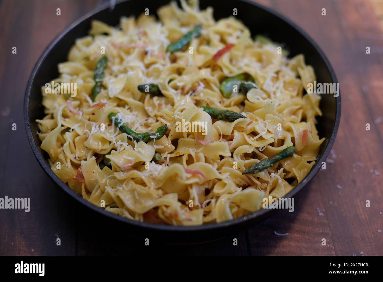 Spargelzeit in Öl geschwenkte Bandnudeln mit Parmesankäse, Schinken und Grüner Spargel. Berlin Berlin Deutschland Aktuelles 0001279 *** Spargelzeit Stockfoto