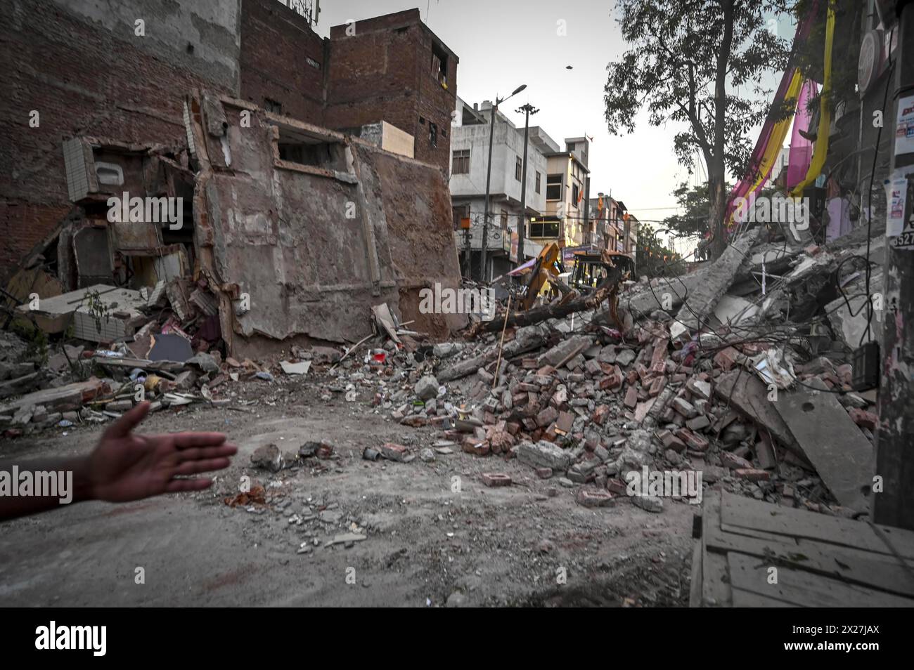 Neu-Delhi, Indien. April 2024. NEW DELHI, INDIEN – 20. APRIL: Ein Blick auf EDMC-Mitarbeiter, die die Trümmer des Gebäudes am Straßenrand nach dem Einsturz des dreistöckigen Gebäudes im Gebiet von Kalyanpuri am 20. April 2024 in New Delhi, Indien, säubern. Die Bewohner des Gebäudes wurden sicher evakuiert, nachdem Polizei und Feuerwehr einen Anruf bezüglich der Neigung des Gebäudes erhalten hatten. (Foto: Raj K Raj/Hindustan Times/SIPA USA) Credit: SIPA USA/Alamy Live News Stockfoto