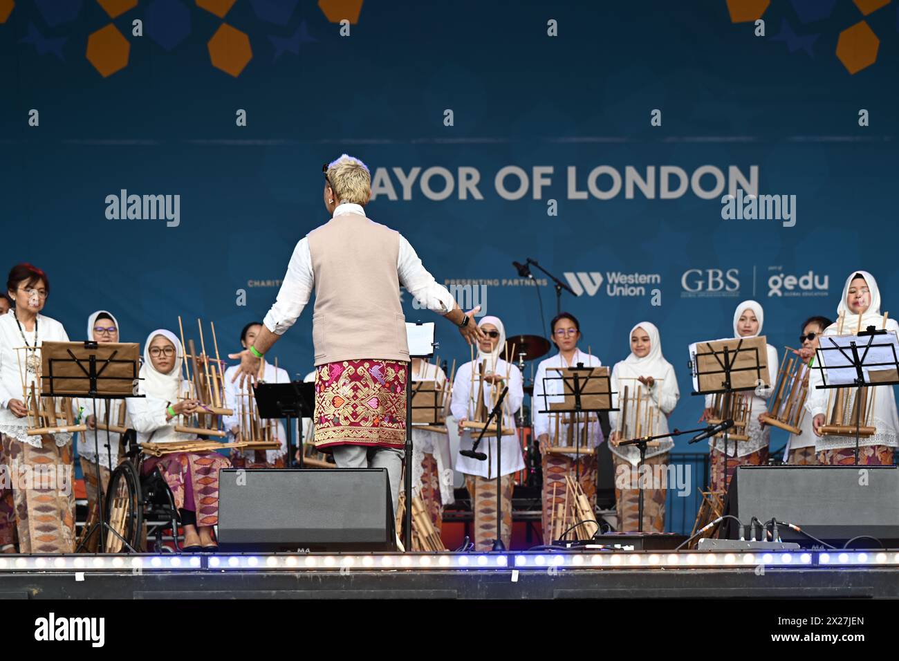 Trafalgar Square, London, Großbritannien. April 2024. Indonesian Arts and Dance & Indonesia Angklung Ensemble tritt im Eid in the Square 2023 am Trafalgar Square auf, um das Ende des Ramadan zu feiern, eine Mischung aus traditionellen und zeitgenössischen Acts. Quelle: Siehe Li/Picture Capital/Alamy Live News Stockfoto