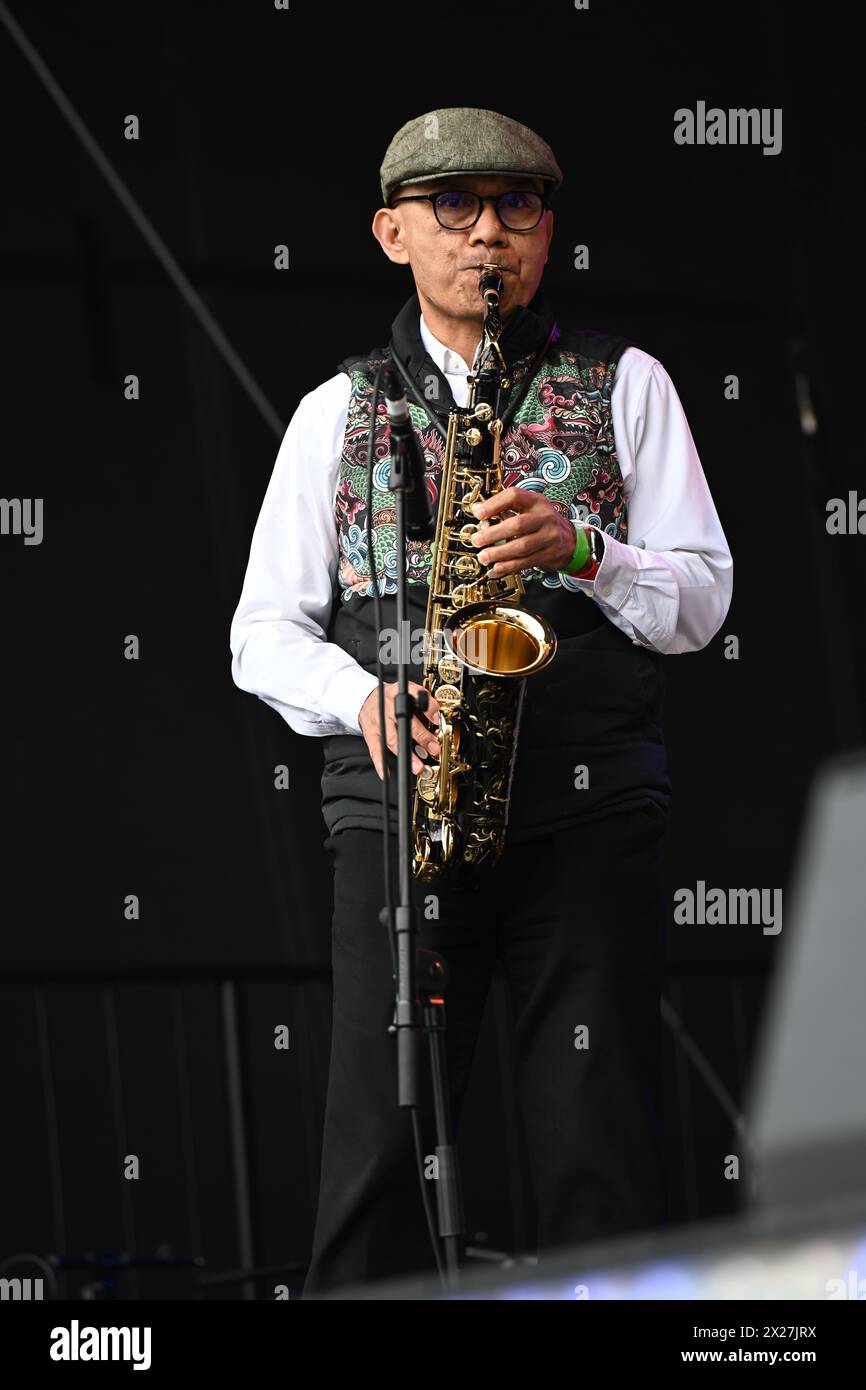 Trafalgar Square, London, Großbritannien. April 2024. Desra Percaya ist eine außerordentliche und bevollmächtigte Botschafterin der Republik Indonesien und tritt mit Indonesian Arts and Dance & Indonesia auf. Das Angklung Ensemble tritt im Eid in the Square 2023 am Trafalgar Square auf, um das Ende des Ramadan zu feiern, eine Mischung aus traditionellen und zeitgenössischen Akten. Quelle: Siehe Li/Picture Capital/Alamy Live News Stockfoto