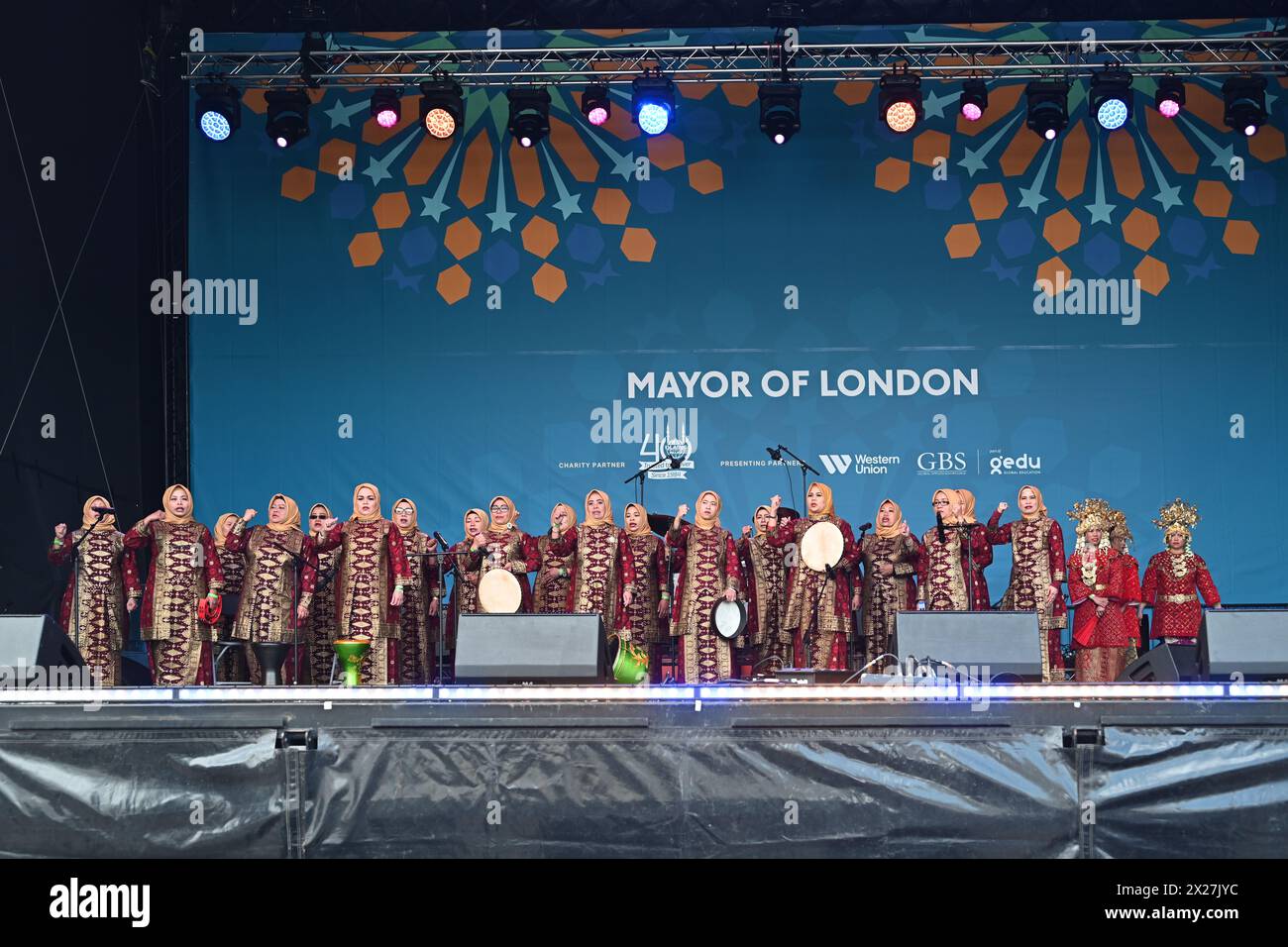 Trafalgar Square, London, Großbritannien. April 2024. Indonesian Arts and Dance & Indonesia Angklung Ensemble tritt im Eid in the Square 2023 am Trafalgar Square auf, um das Ende des Ramadan zu feiern, eine Mischung aus traditionellen und zeitgenössischen Acts. Quelle: Siehe Li/Picture Capital/Alamy Live News Stockfoto