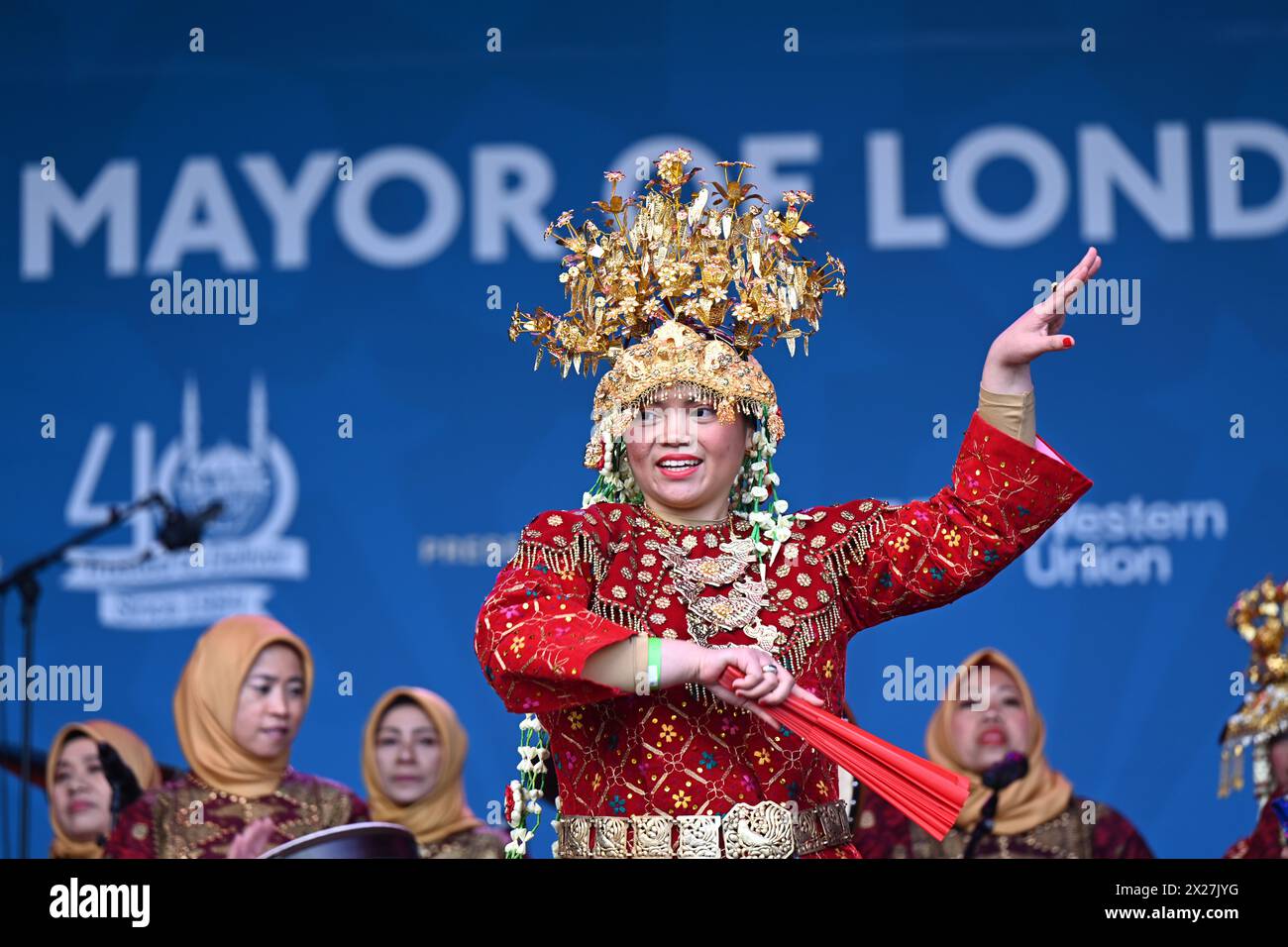 Trafalgar Square, London, Großbritannien. April 2024. Indonesian Arts and Dance & Indonesia Angklung Ensemble tritt im Eid in the Square 2023 am Trafalgar Square auf, um das Ende des Ramadan zu feiern, eine Mischung aus traditionellen und zeitgenössischen Acts. Quelle: Siehe Li/Picture Capital/Alamy Live News Stockfoto