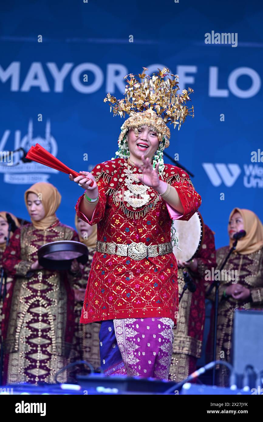 Trafalgar Square, London, Großbritannien. April 2024. Indonesian Arts and Dance & Indonesia Angklung Ensemble tritt im Eid in the Square 2023 am Trafalgar Square auf, um das Ende des Ramadan zu feiern, eine Mischung aus traditionellen und zeitgenössischen Acts. Quelle: Siehe Li/Picture Capital/Alamy Live News Stockfoto