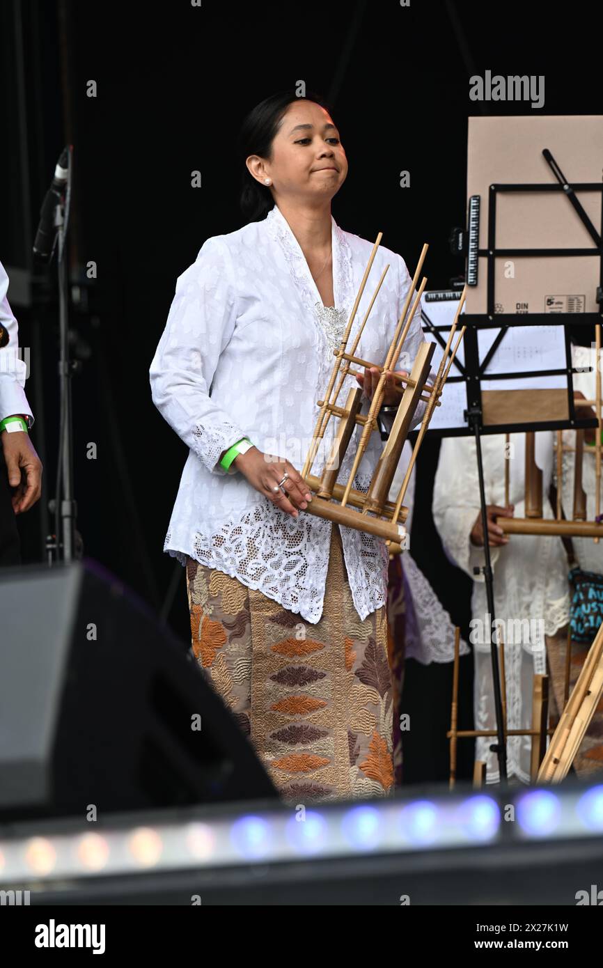 Trafalgar Square, London, Großbritannien. April 2024. Indonesian Arts and Dance & Indonesia Angklung Ensemble tritt im Eid in the Square 2023 am Trafalgar Square auf, um das Ende des Ramadan zu feiern, eine Mischung aus traditionellen und zeitgenössischen Acts. Quelle: Siehe Li/Picture Capital/Alamy Live News Stockfoto