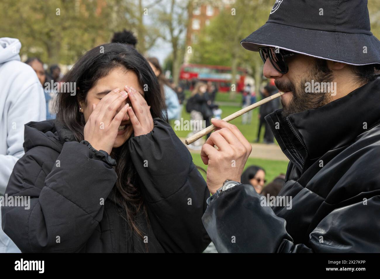 Die jährliche „420“-Kundgebung in London Großbritannien im Hyde Park fordert, dass die illegale Droge Cannabis entkriminalisiert wird. Quelle: Ian Davidson/Alamy Live News Stockfoto