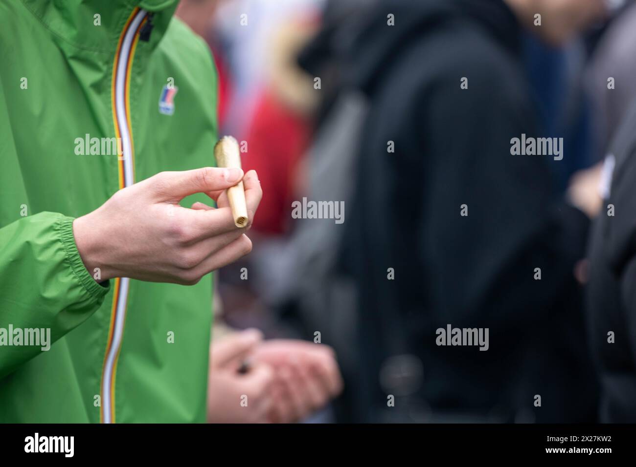 Die jährliche „420“-Kundgebung in London Großbritannien im Hyde Park fordert, dass die illegale Droge Cannabis entkriminalisiert wird. Quelle: Ian Davidson/Alamy Live News Stockfoto