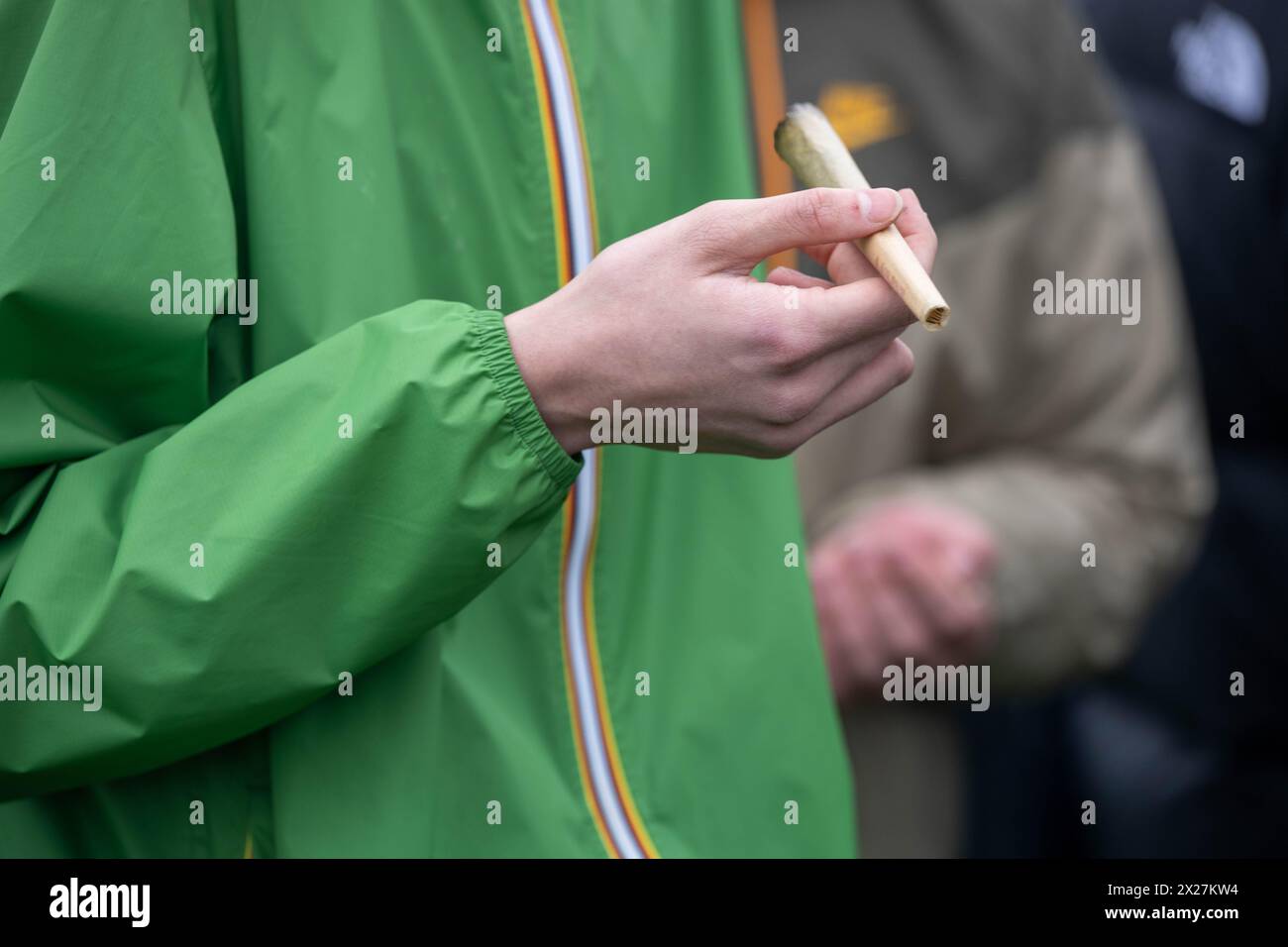 Die jährliche „420“-Kundgebung in London Großbritannien im Hyde Park fordert, dass die illegale Droge Cannabis entkriminalisiert wird. Quelle: Ian Davidson/Alamy Live News Stockfoto