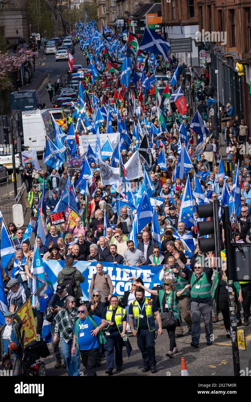 Glasgow, Schottland, Großbritannien. April 2024. Glauben Sie an Schottlands ersten Marsch und Rallye für ein unabhängiges Schottland. Anhänger marschierten vom Kelvingrove Park zum George Square, wo Sprecher wie Humza Yousaf, der erste schottische Minister, die Kundgebung ansprachen. Quelle: R.Gass/Alamy Live News Stockfoto