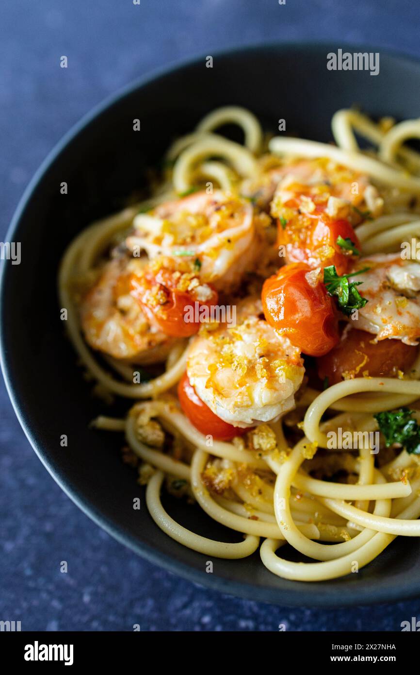Spaghetti, Garnelen, Kirschtomaten, Pangrattato Stockfoto