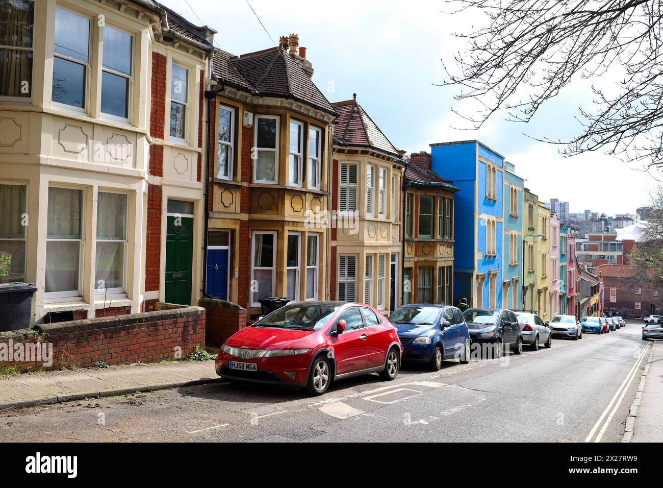 Bristol, England, 30. März 2024: Enge Straße mit bunten Häusern im Stadtteil Eastville in Bristol Stockfoto