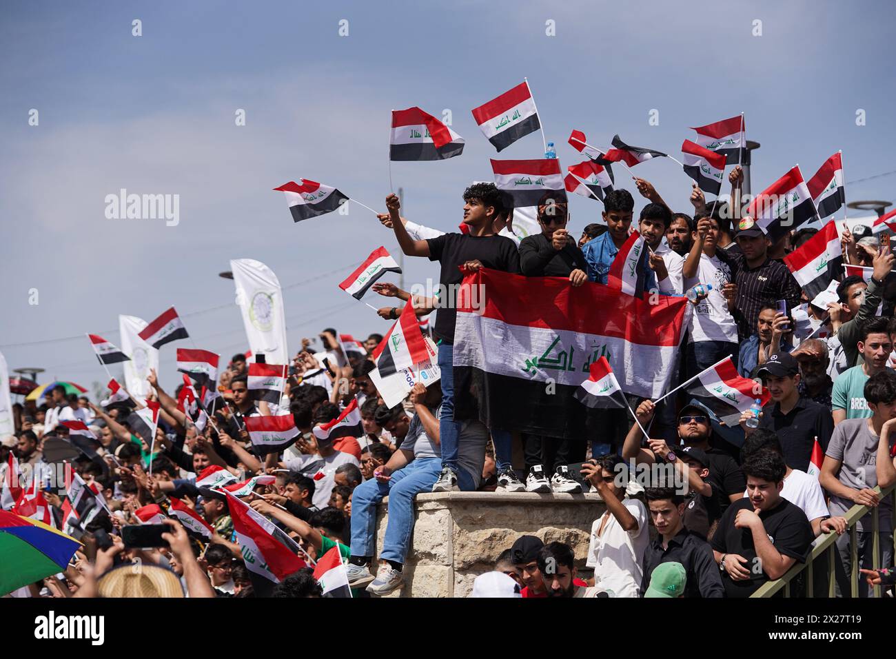 Mossul, Irak. April 2024. Die Menschen halten irakische Flaggen während der Aktivitäten des Frühlingsfestes im Festbereich in Mosul, Nordirak. Das Festival findet zum zweiten Mal in Folge statt, seit es nach 2003 wegen der US-Invasion auf den Irak zwei Jahrzehnte lang aufhörte. Die Frühlingsfeste gehen auf die Ära der Assyrer zurück, die die Frühlingssaison und den Beginn des assyrischen Jahres Akitu feierten. Der Beginn dieses Festivals in Mossul war 1969 n. Chr. Quelle: SOPA Images Limited/Alamy Live News Stockfoto