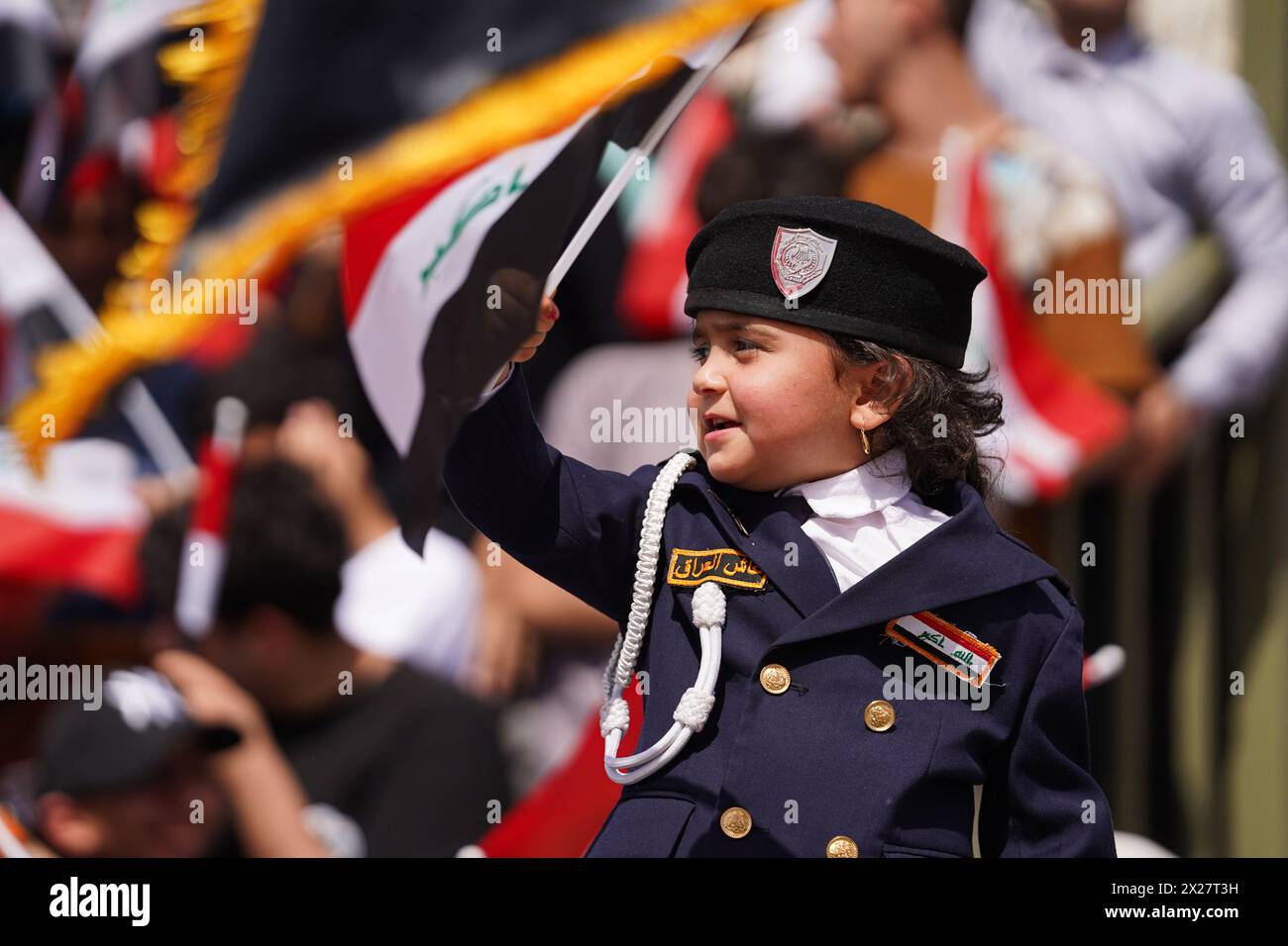 Mossul, Irak. April 2024. Ein Kind hält die irakische Flagge während der Aktivitäten des Frühlingsfestes in der Stadt Mosul, Nordirak. Das Festival findet zum zweiten Mal in Folge statt, seit es nach 2003 wegen der US-Invasion auf den Irak zwei Jahrzehnte lang aufhörte. Die Frühlingsfeste gehen auf die Ära der Assyrer zurück, die die Frühlingssaison und den Beginn des assyrischen Jahres Akitu feierten. Der Beginn dieses Festivals in Mossul war 1969 n. Chr. Quelle: SOPA Images Limited/Alamy Live News Stockfoto